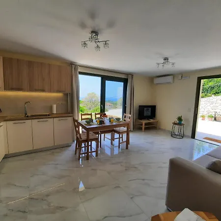 Апартаменты Freesia Grand Sea View Свороната