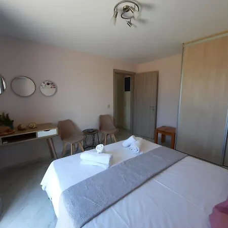 Freesia Grand Sea View Apartment *